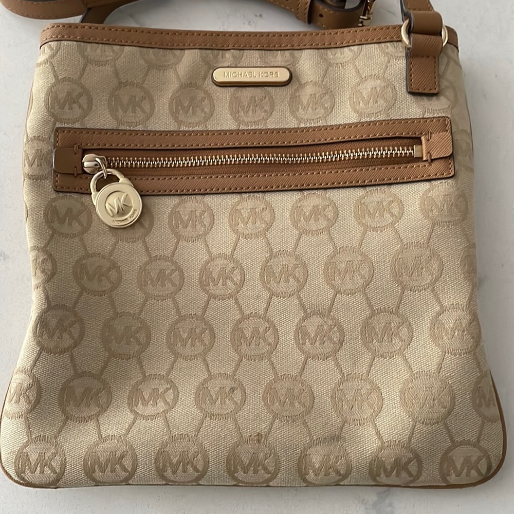 ❌SOLD❌ Michael Kors Women Crossbody Bag- Tan/Gold - Picture 5 of 17